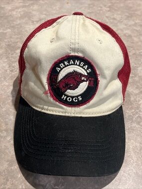 ARKANSAS RAZORBACKS HAT TOP OF THE WORLD ONE FIT